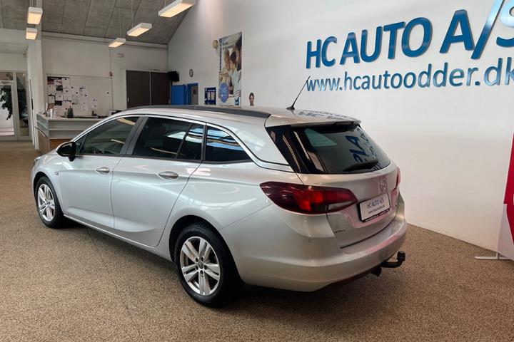 Sølv Opel Astra fra 2019