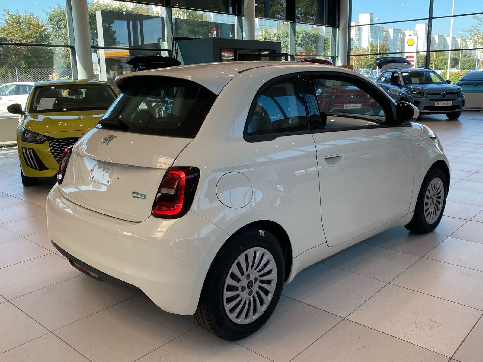 Hvid Fiat 500e fra 2023