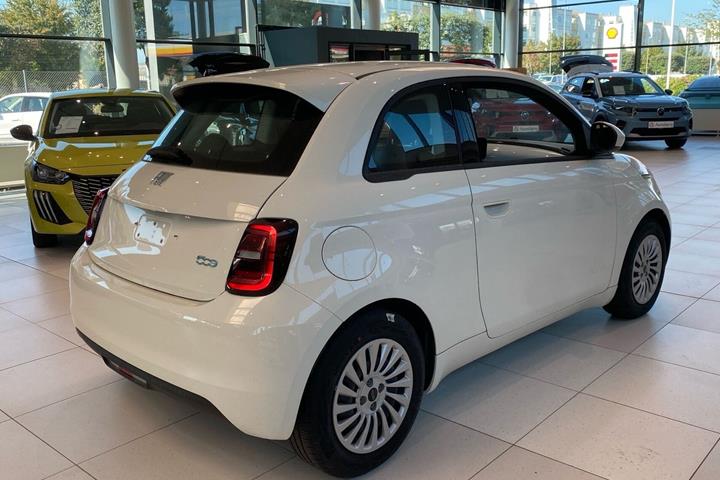 Hvid Fiat 500e fra 2023