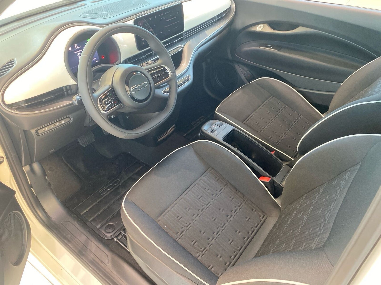 Hvid Fiat 500e fra 2023