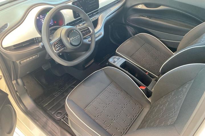 Hvid Fiat 500e fra 2023