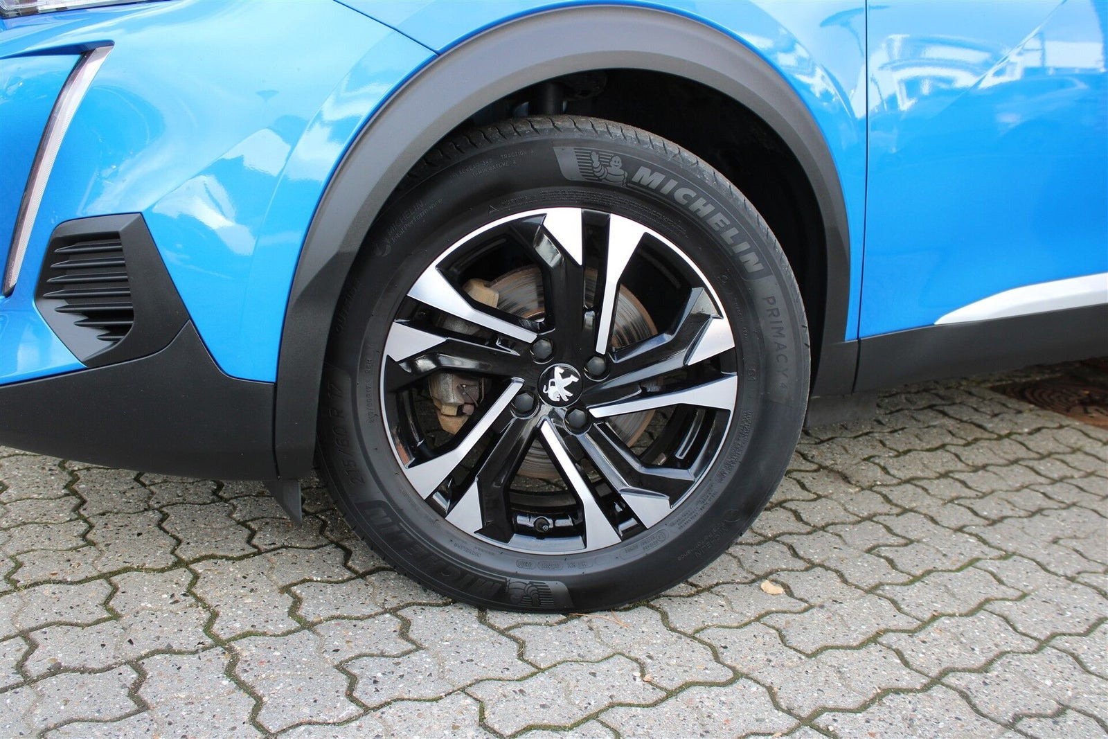 Blå Peugeot e-2008 fra 2021