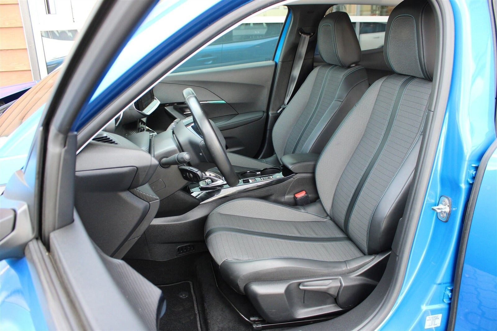 Blå Peugeot e-2008 fra 2021