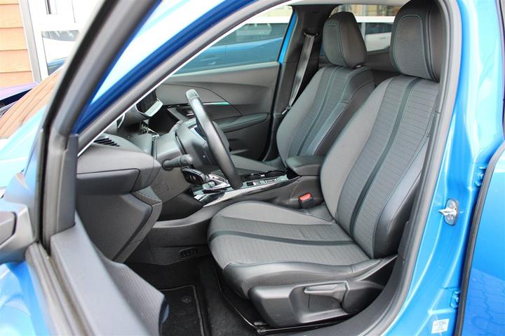 Blå Peugeot e-2008 fra 2021