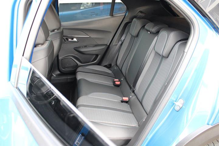 Blå Peugeot e-2008 fra 2021