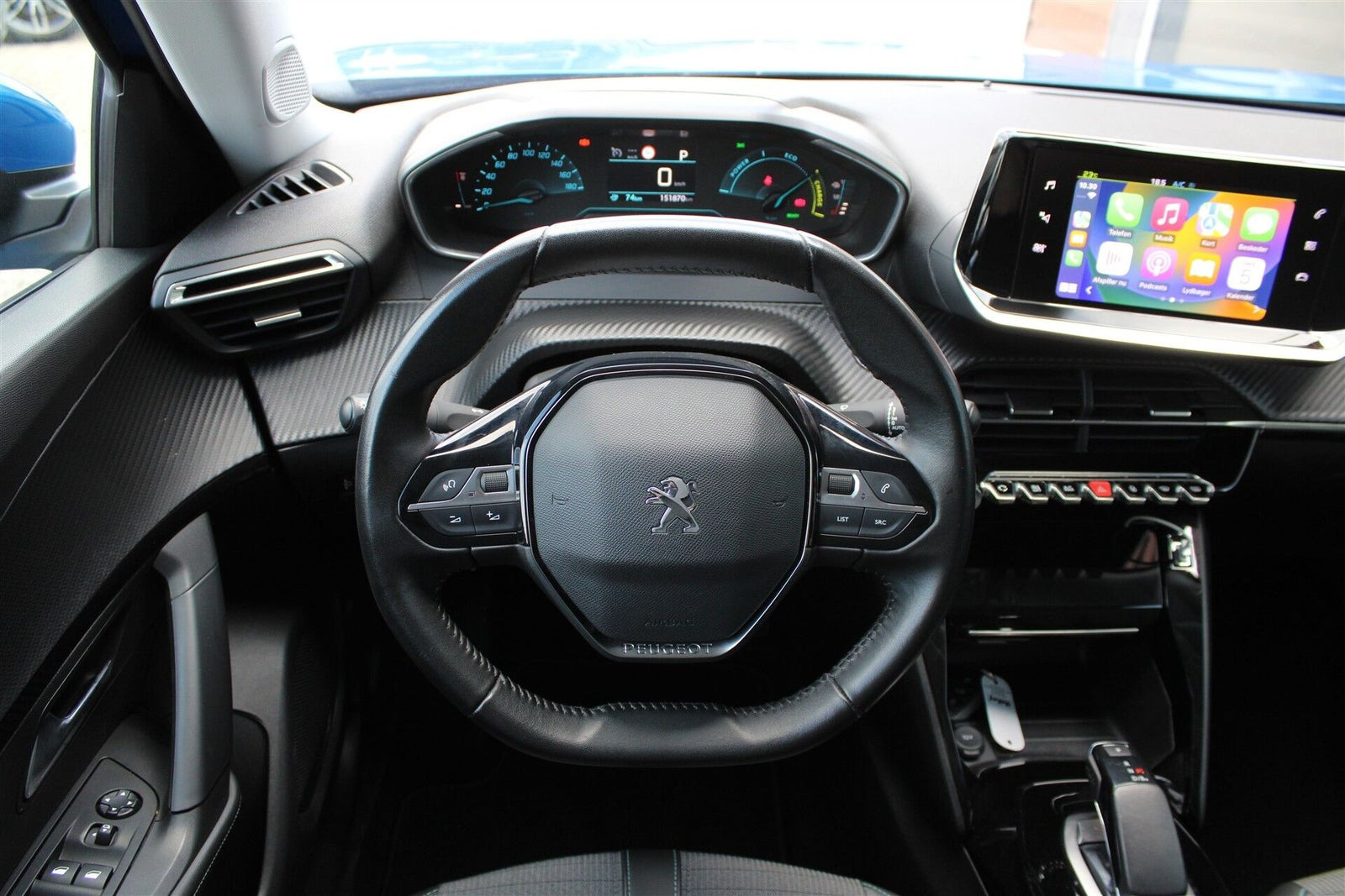 Blå Peugeot e-2008 fra 2021