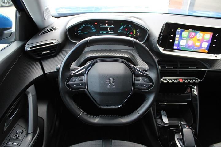 Blå Peugeot e-2008 fra 2021