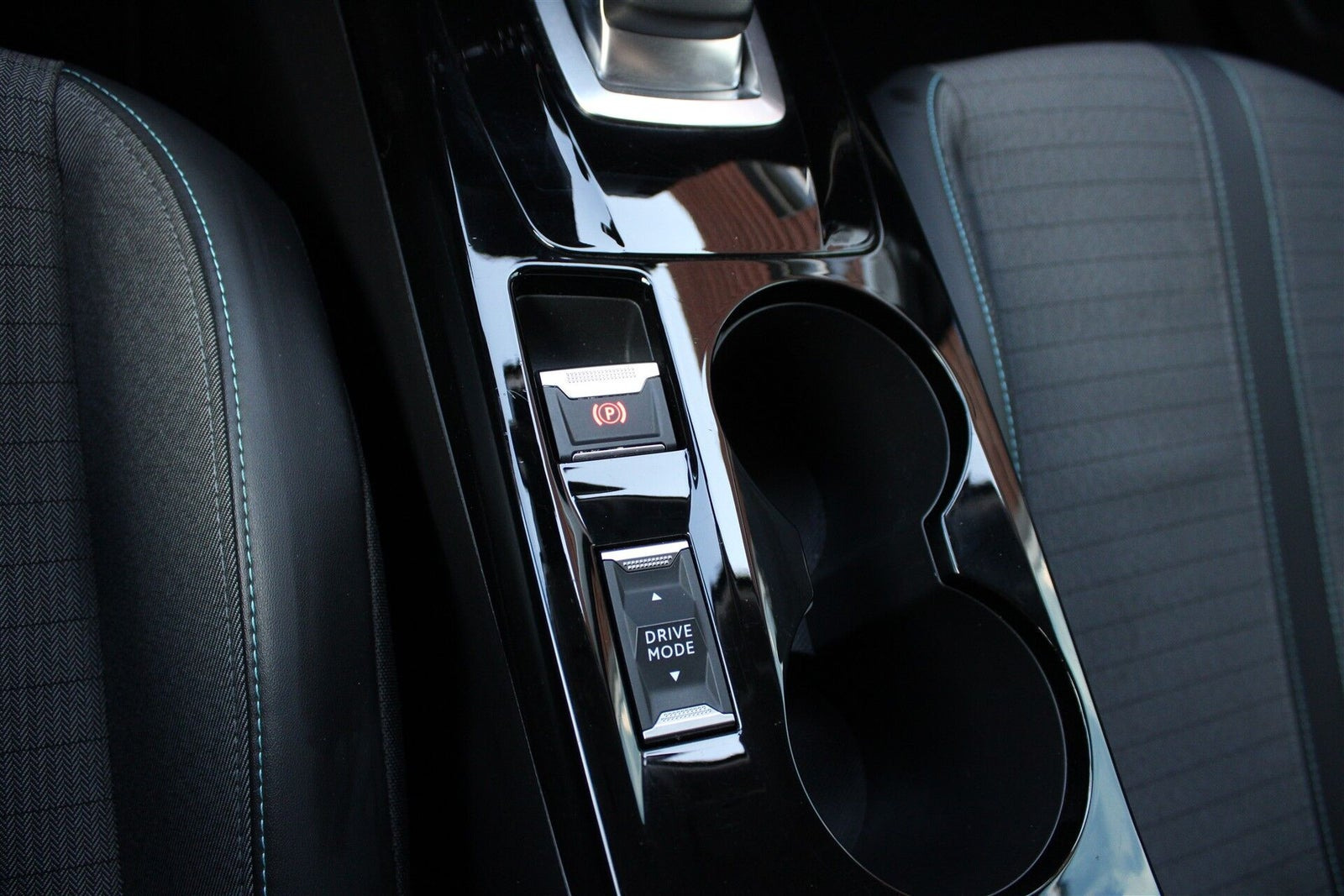Blå Peugeot e-2008 fra 2021