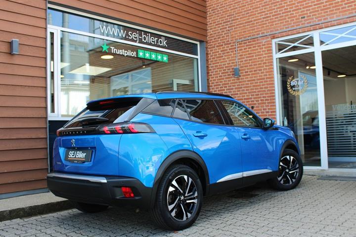 Blå Peugeot e-2008 fra 2021