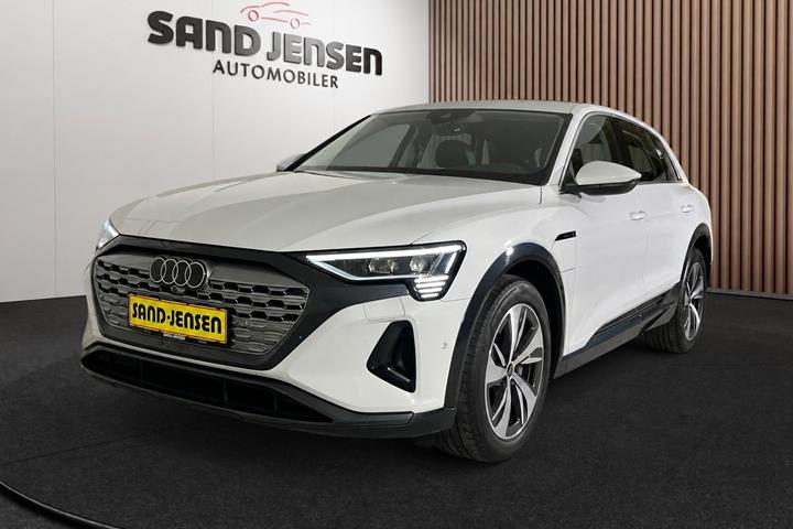 Hvid Audi Q8 e-tron fra 2024 set udefra