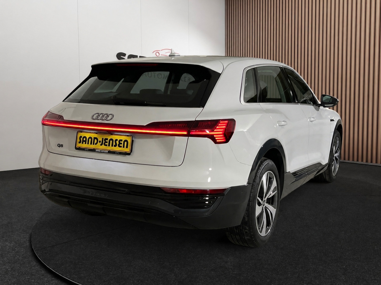 Hvid Audi Q8 e-tron fra 2024