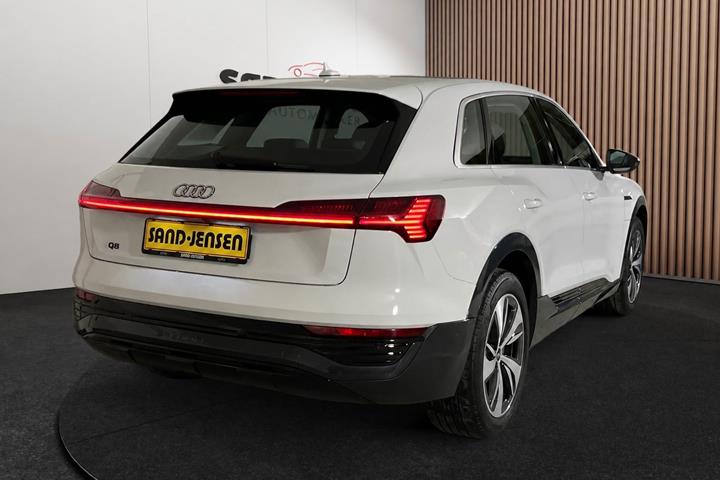 Hvid Audi Q8 e-tron fra 2024