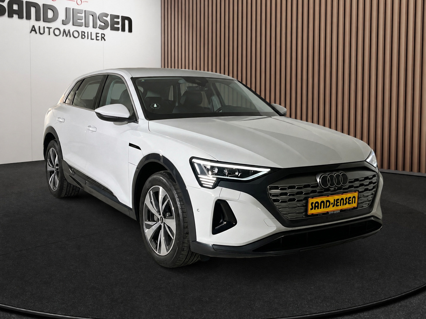 Hvid Audi Q8 e-tron fra 2024
