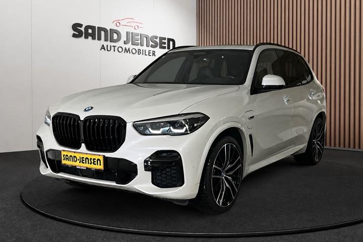 Hvid BMW X5 fra 2023 set udefra