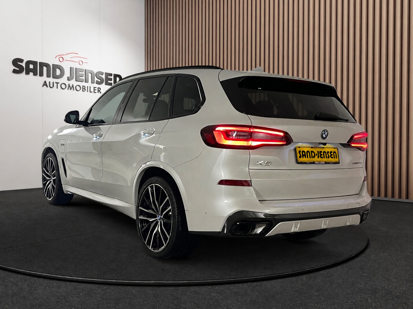 Hvid BMW X5 fra 2023