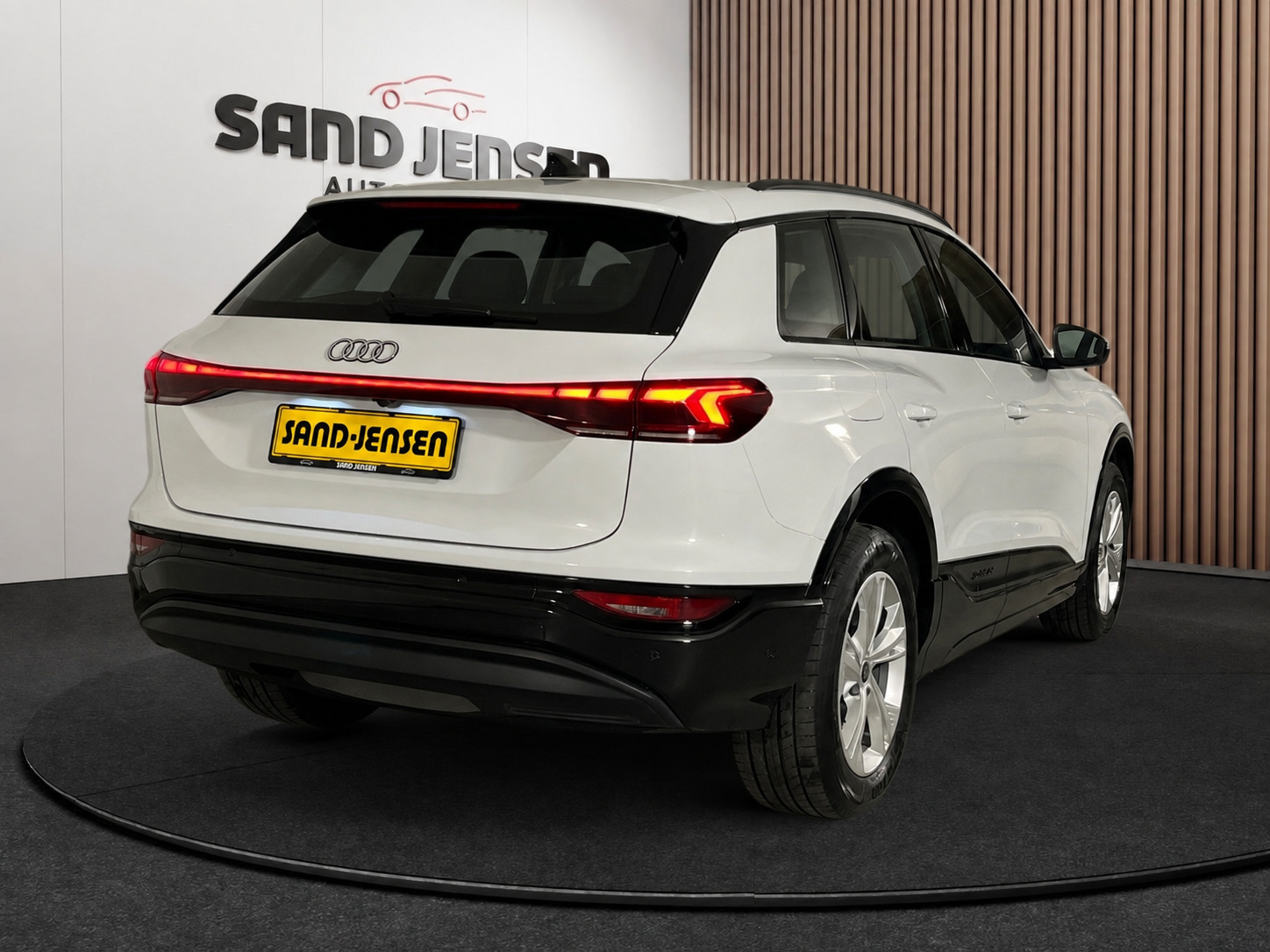 Hvid Audi Q6 e-tron fra 2025