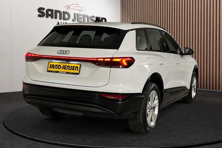 Hvid Audi Q6 e-tron fra 2025
