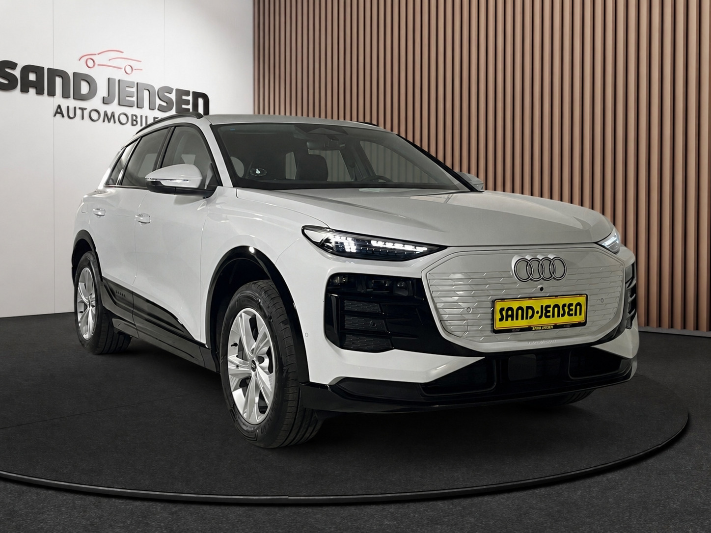 Hvid Audi Q6 e-tron fra 2025