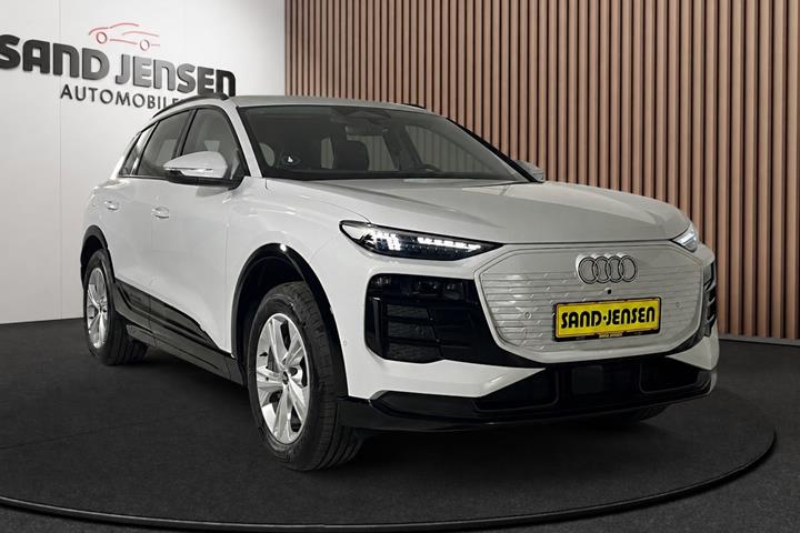 Hvid Audi Q6 e-tron fra 2025