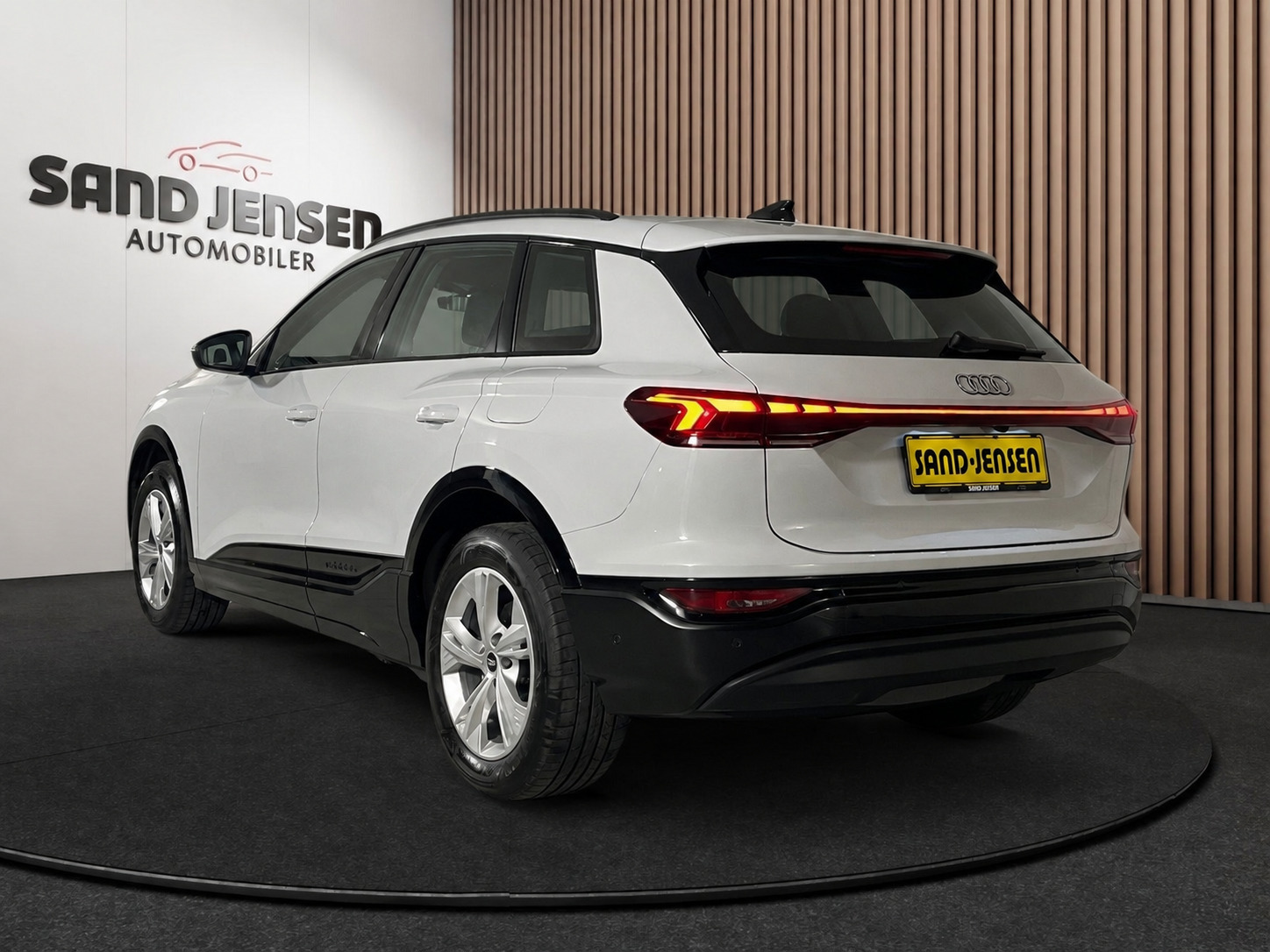 Hvid Audi Q6 e-tron fra 2025