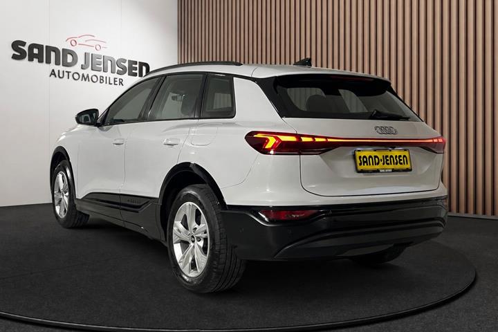 Hvid Audi Q6 e-tron fra 2025