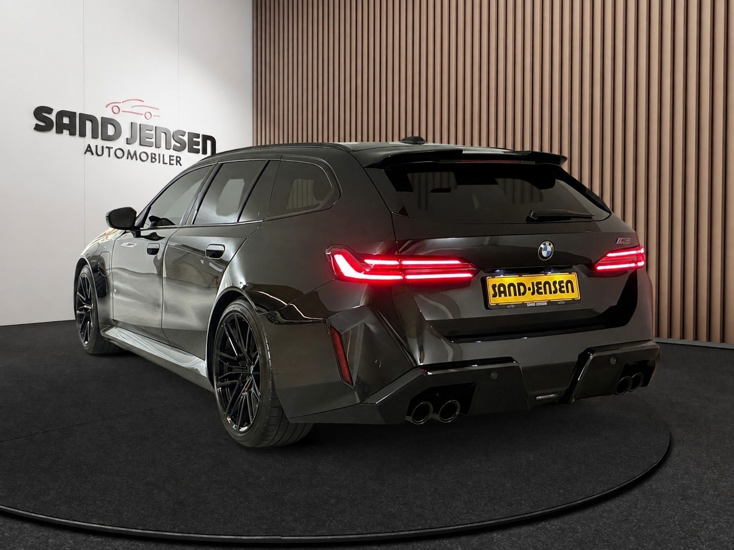 Sort BMW M5 fra 2025