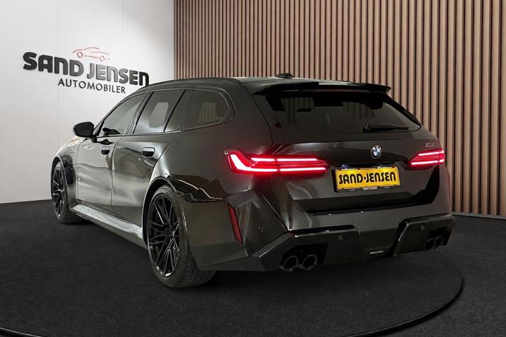 Sort BMW M5 fra 2025