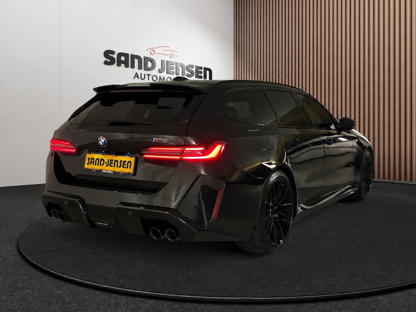 Sort BMW M5 fra 2025