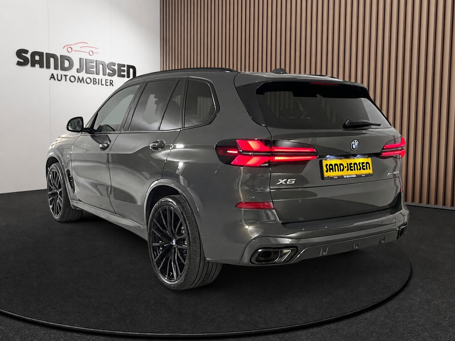 Grå BMW X5 fra 2025
