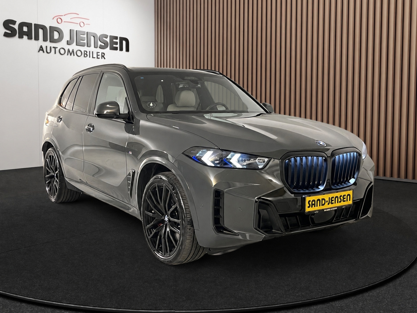 Grå BMW X5 fra 2025