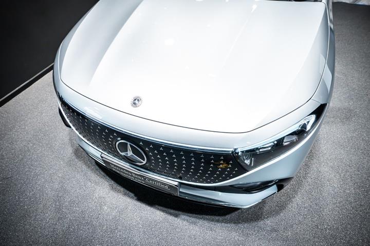Sølv Mercedes EQA250+ fra 2025