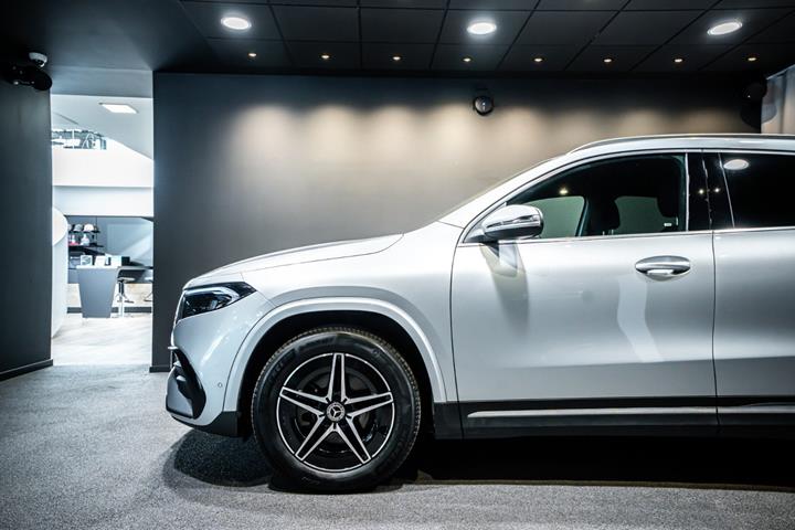 Sølv Mercedes EQA250+ fra 2025