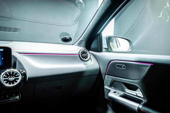 Sølv Mercedes EQA250+ fra 2025