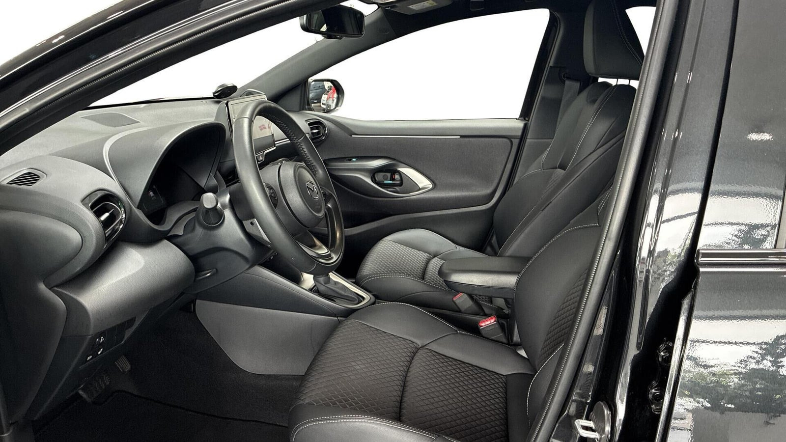 Beige Mazda 2 fra 2024