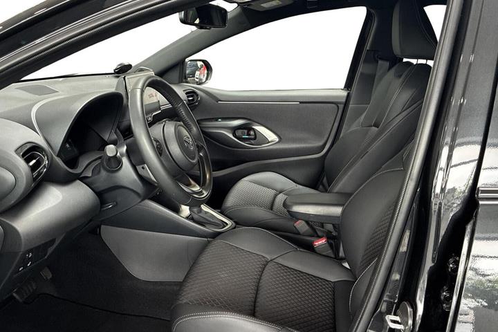 Beige Mazda 2 fra 2024