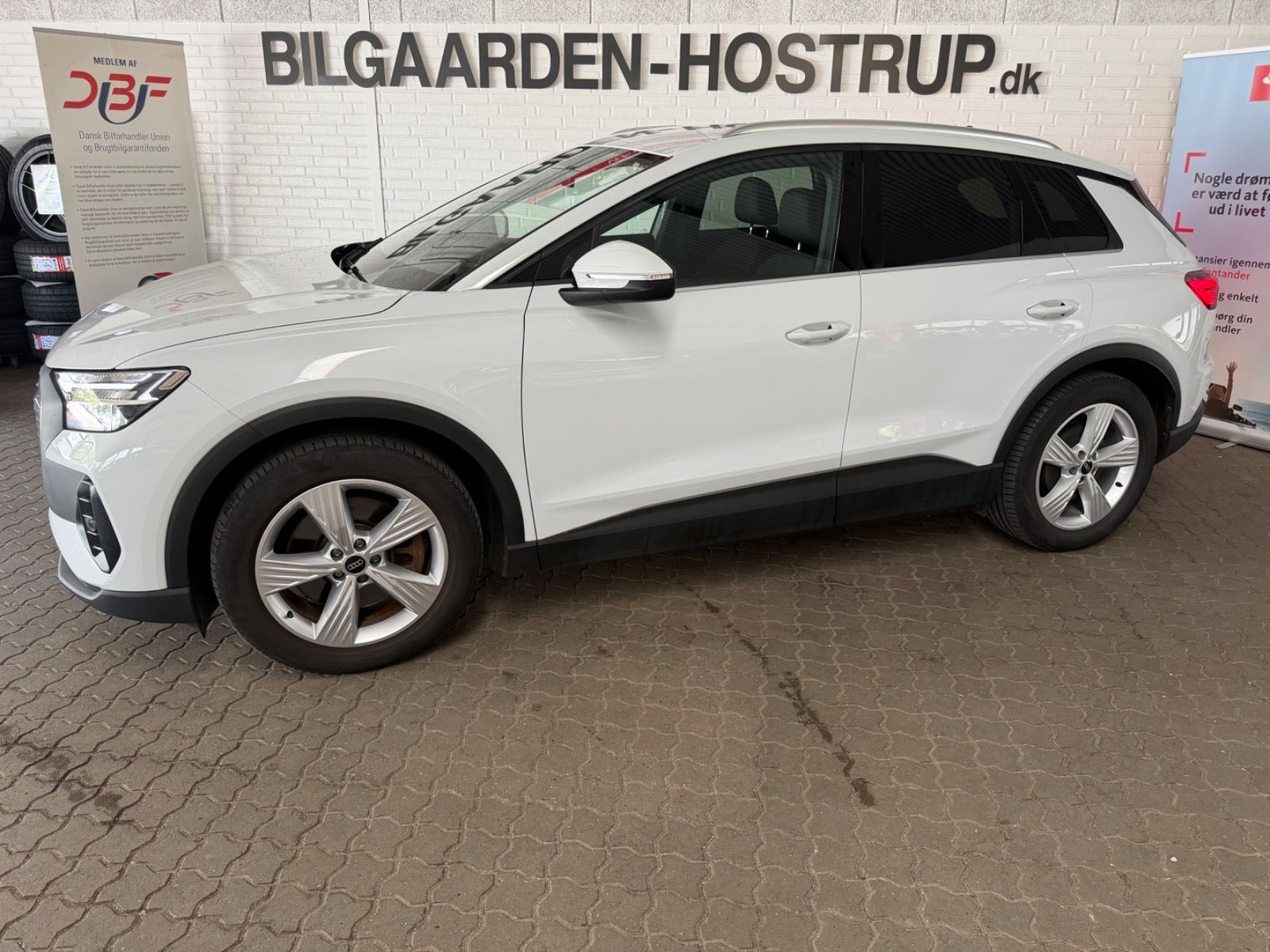 Hvid Audi Q4 e-tron fra 2023