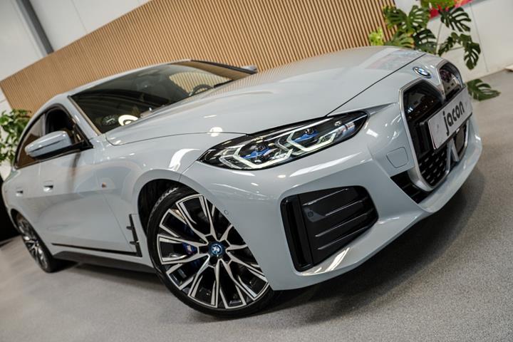 Grå BMW i4 fra 2022
