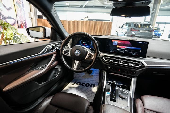 Grå BMW i4 fra 2022
