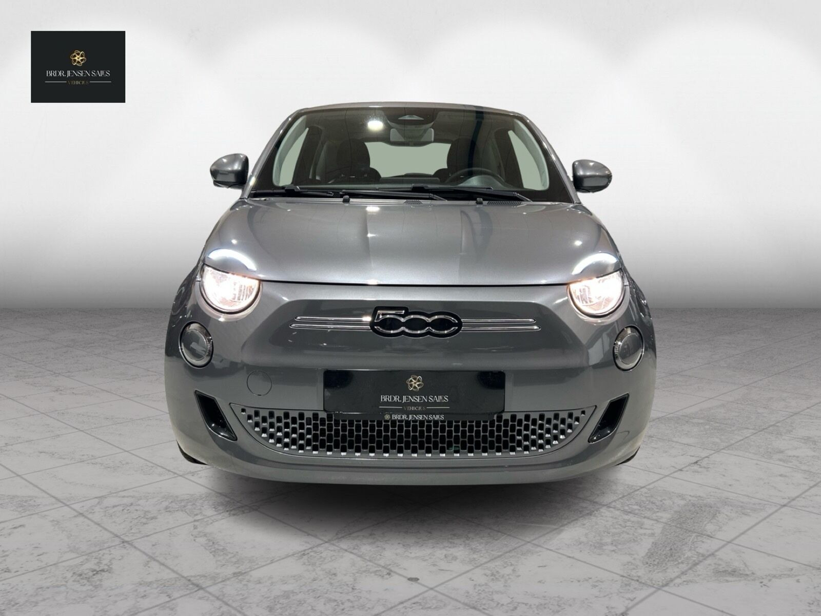 Grå Fiat 500e fra 2023