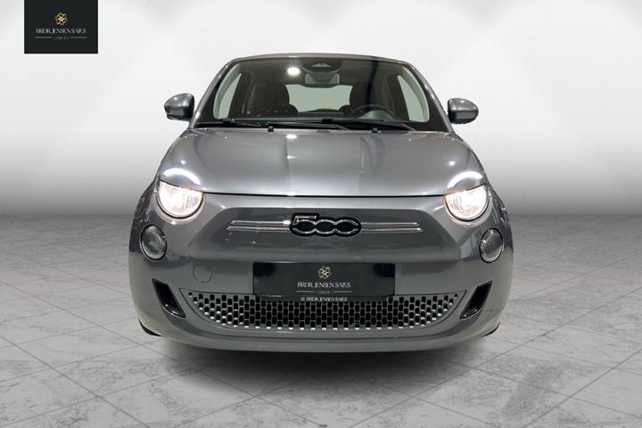 Grå Fiat 500e fra 2023