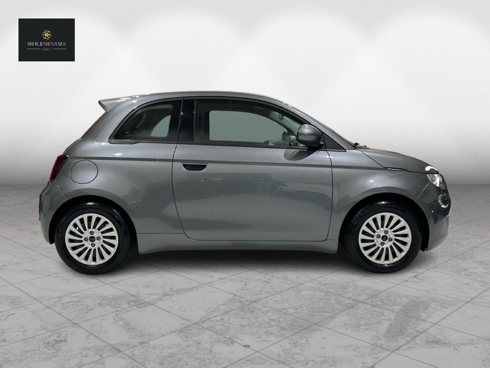Grå Fiat 500e fra 2023
