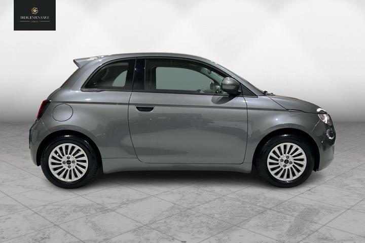 Grå Fiat 500e fra 2023