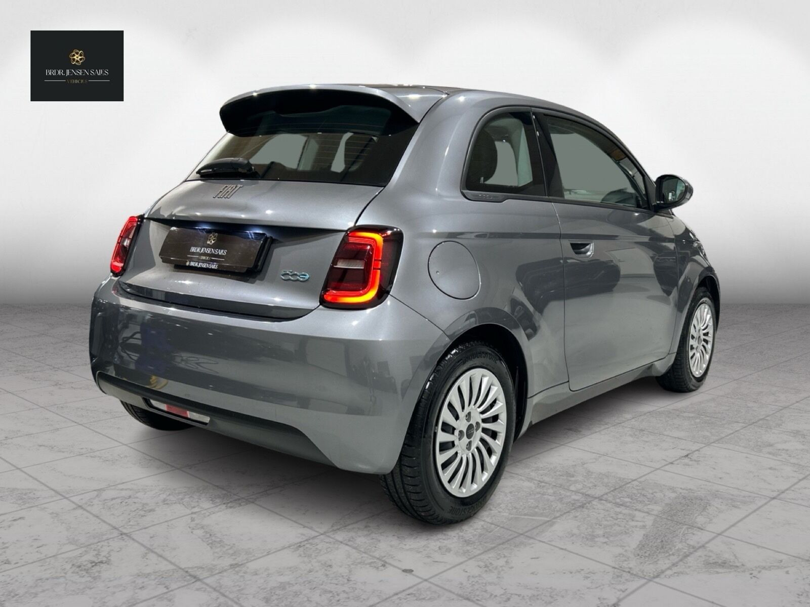 Grå Fiat 500e fra 2023