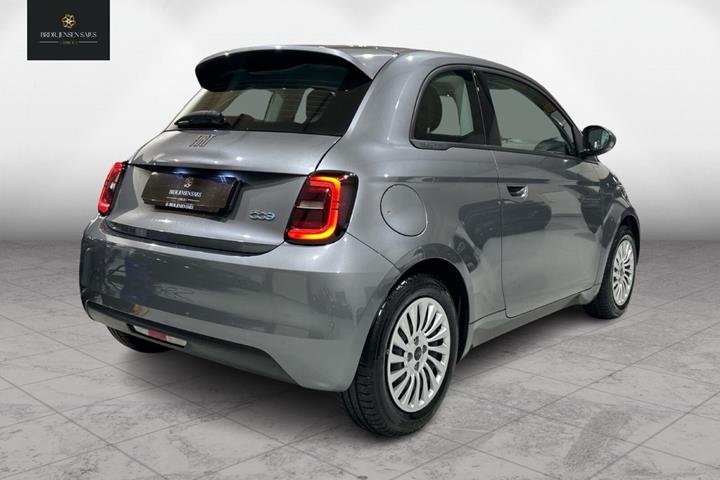 Grå Fiat 500e fra 2023