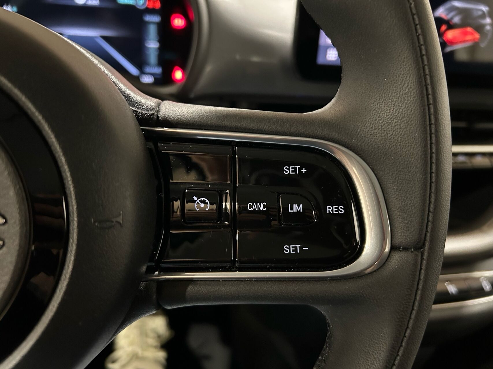 Grå Fiat 500e fra 2023
