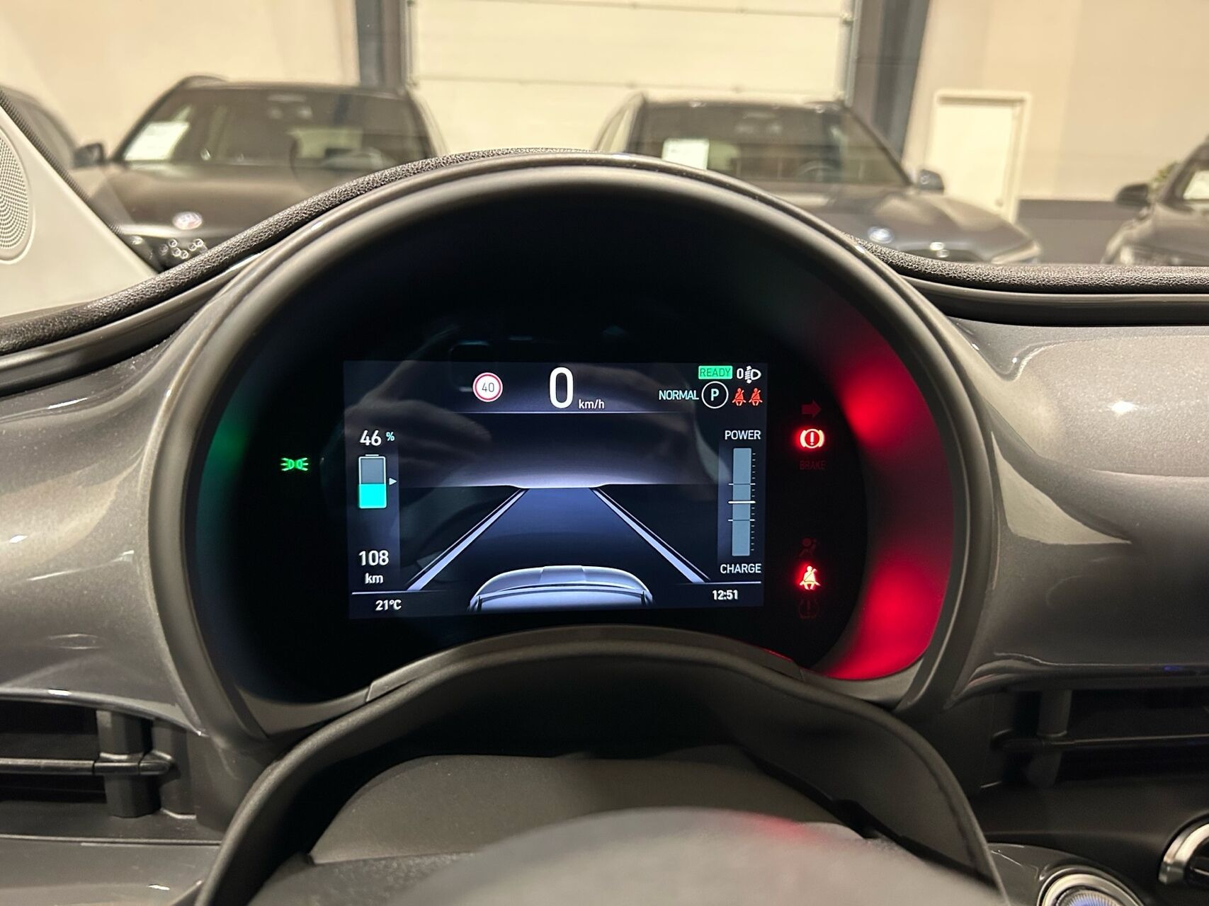Grå Fiat 500e fra 2023