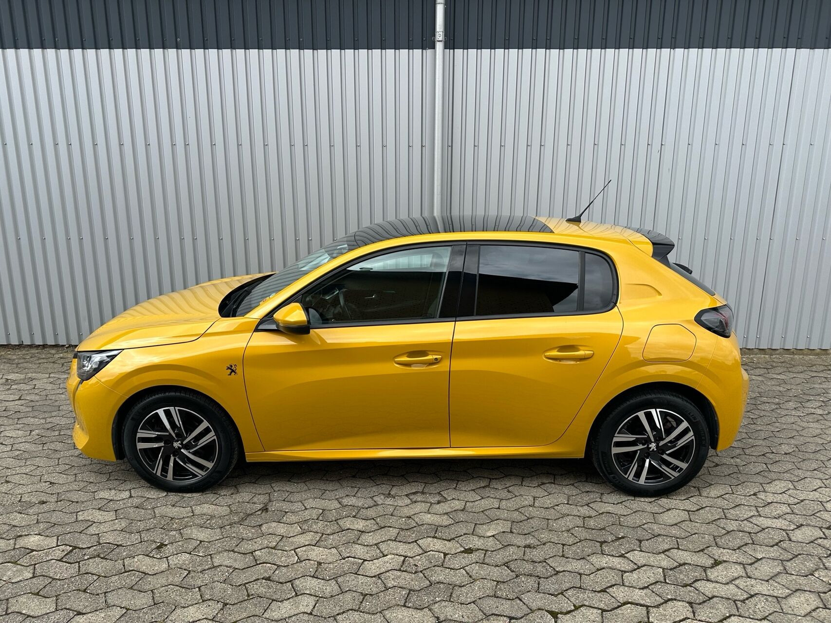 Gul Peugeot 208 fra 2020