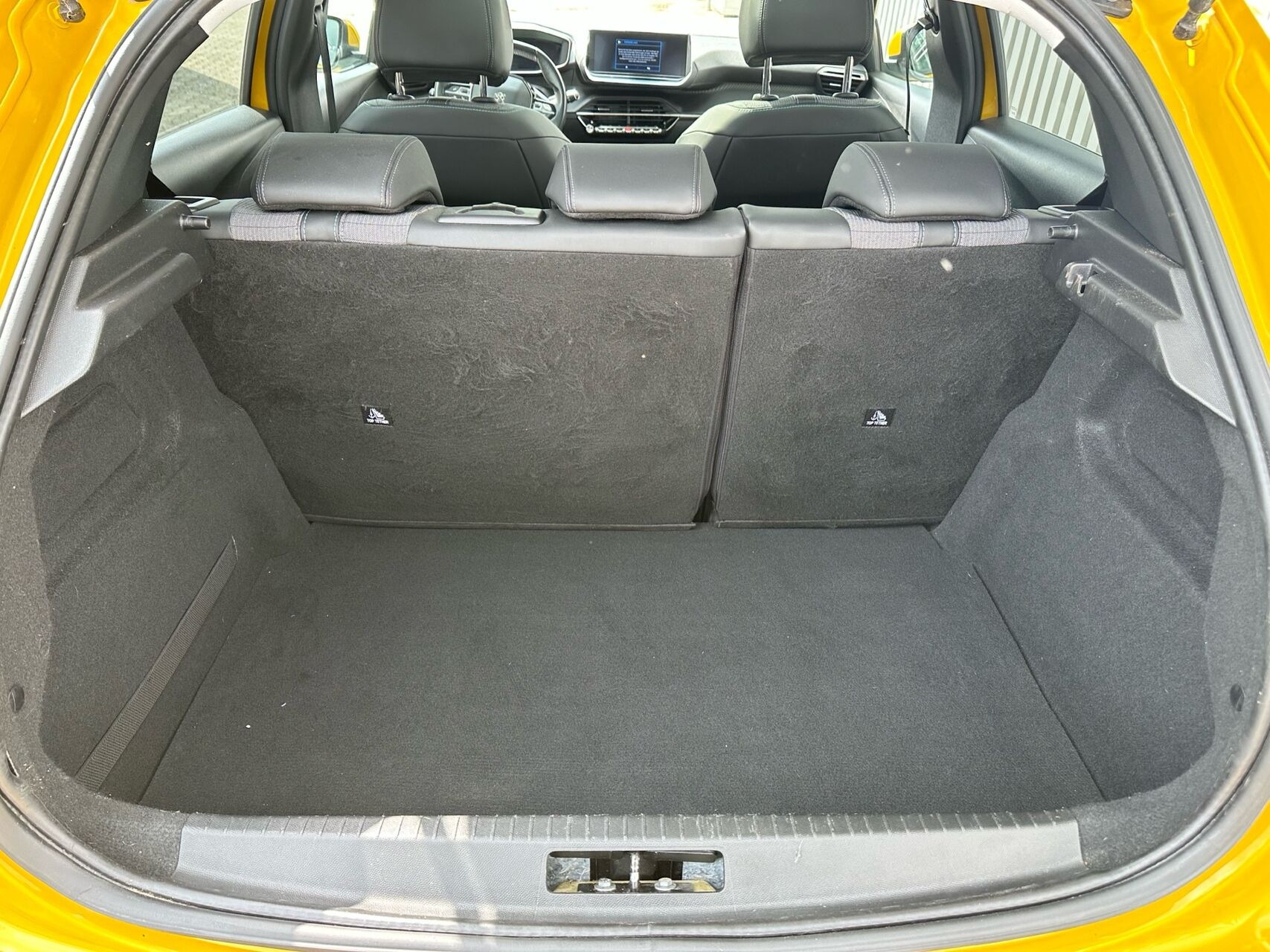 Gul Peugeot 208 fra 2020