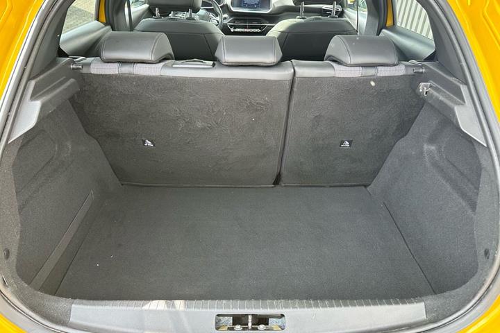 Gul Peugeot 208 fra 2020