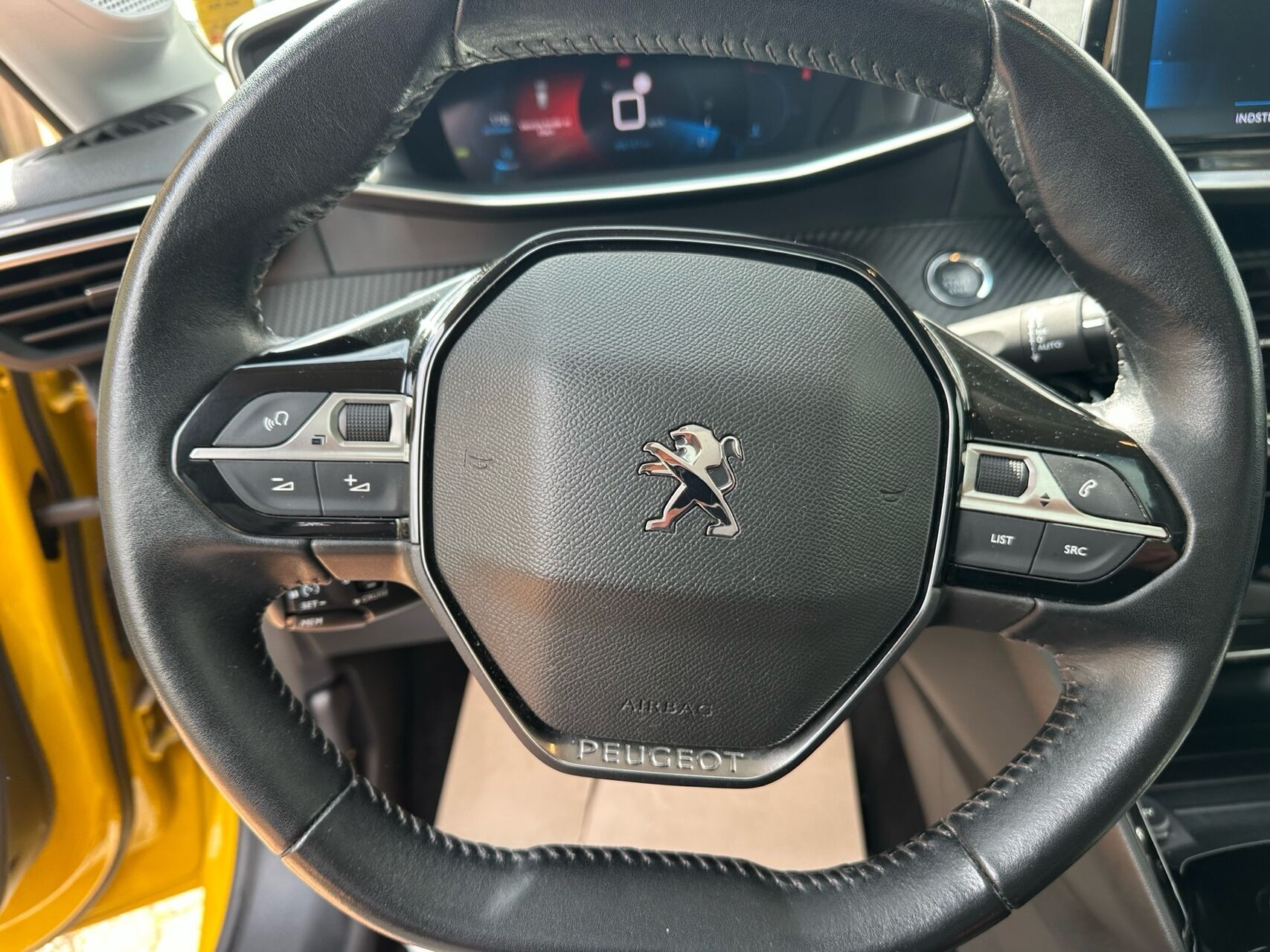 Gul Peugeot 208 fra 2020